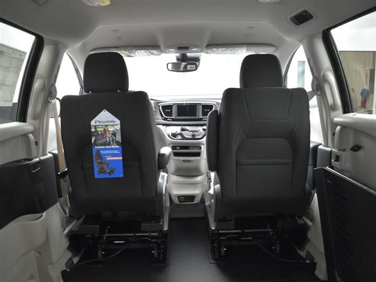 Black Chrysler Voyager image number 19