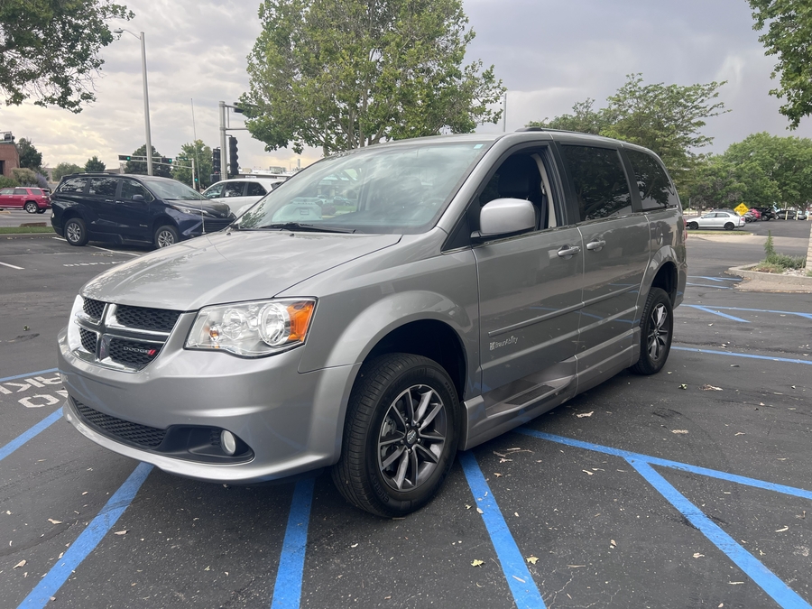 Used 2017 Dodge Grand Caravan SXT - BraunAbility Side Entry Entry Fold Out Automatic Ramp