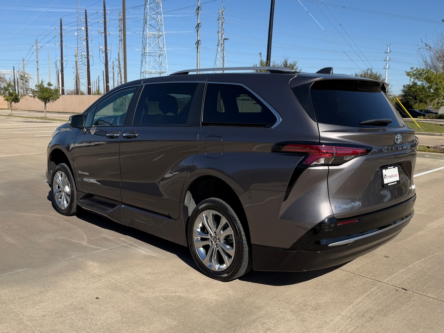 Used 2023 Toyota Sienna Hybrid Platinum - BraunAbility Side Entry Entry In Floor Automatic Ramp