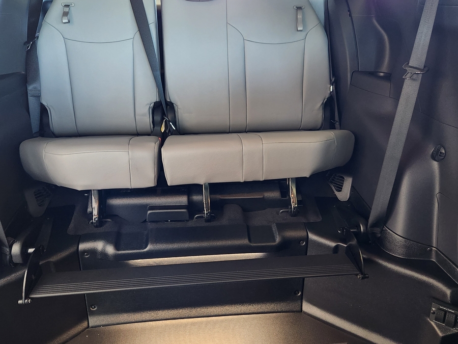Grey Toyota Sienna image number 16