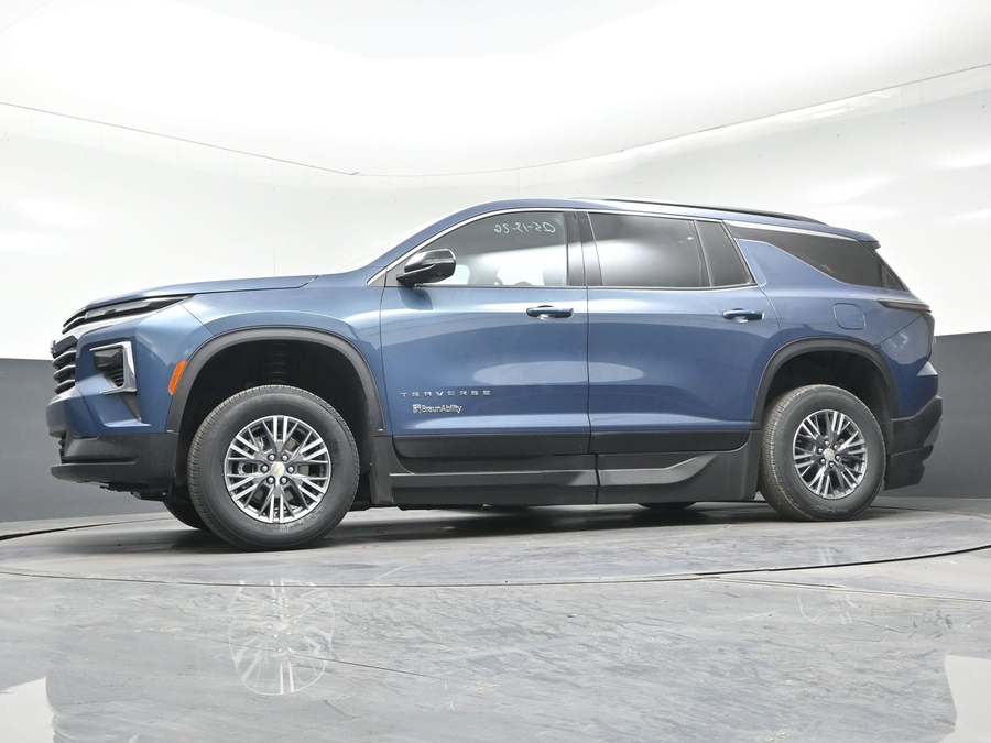 Blue Chevrolet Traverse image number 16