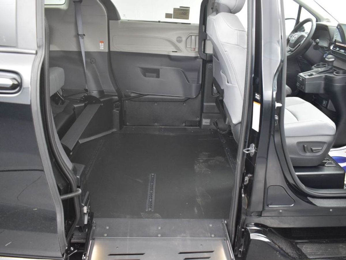 Black Toyota Sienna image number 3