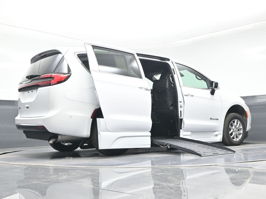 New 2025 Chrysler Pacifica Select Safety - BraunAbility Side Entry Entry Fold Out Automatic Ramp