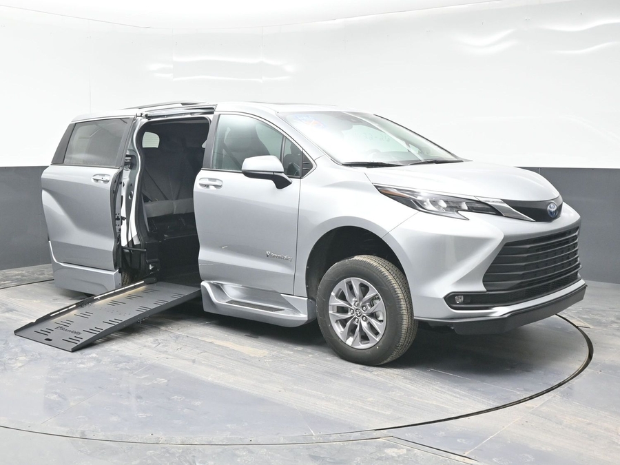 New 2025 Toyota Sienna Hybrid XLE Plus - BraunAbility Side Entry Entry Fold Out Automatic Ramp