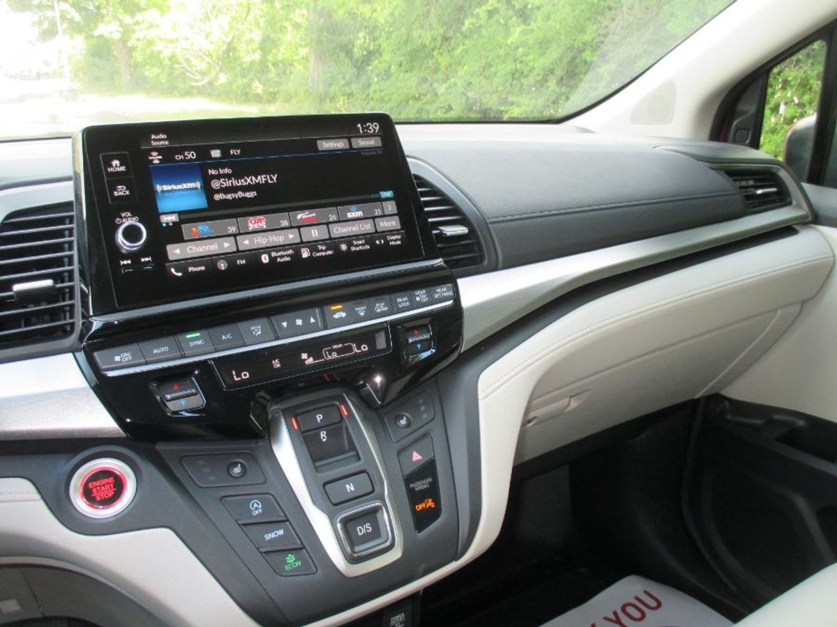 Red Honda Odyssey image number 18