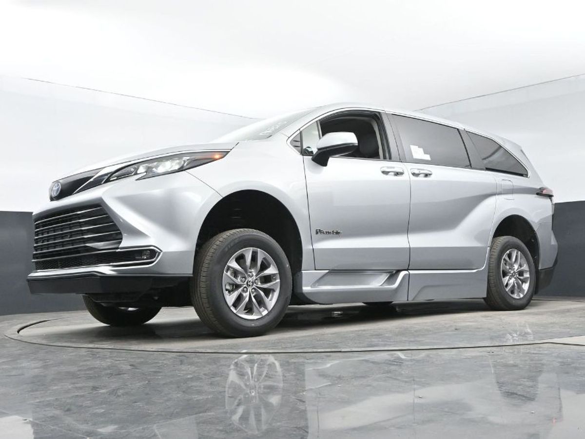 2024 Toyota Sienna XLE - Photo 11