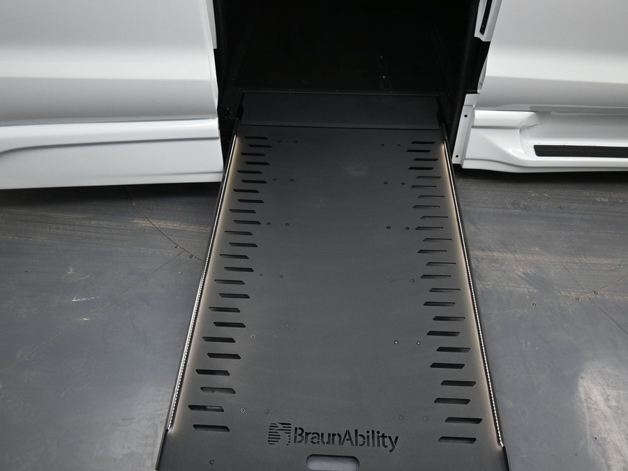 New 2025 Chrysler Pacifica Select Safety - BraunAbility Side Entry Entry In Floor Automatic Ramp