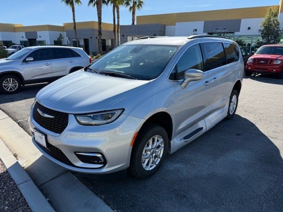 Silver Chrysler Pacifica image number 9