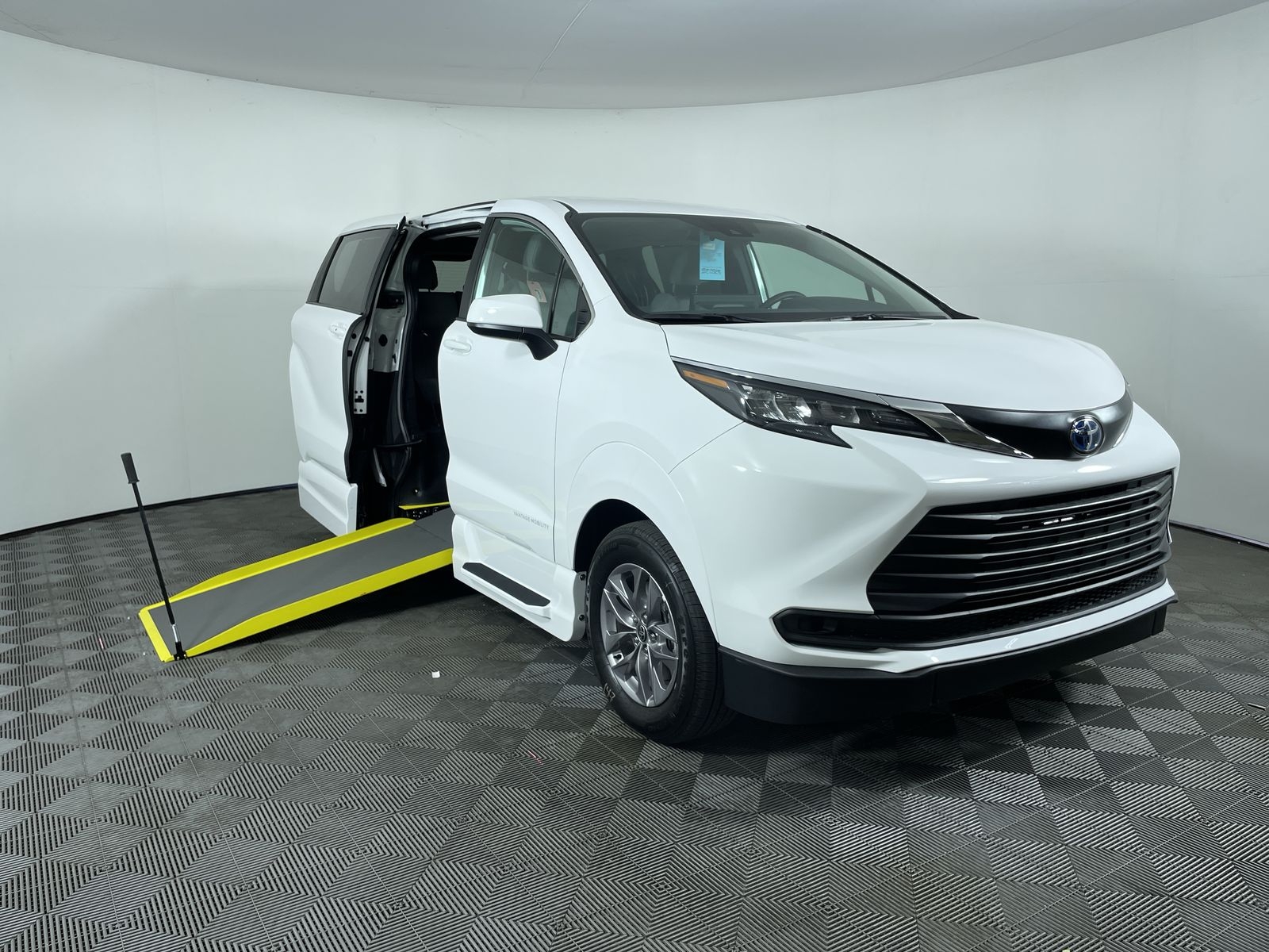 2025 Toyota Sienna AWD LE