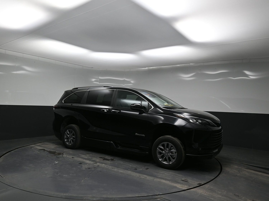 Black Toyota Sienna image number 17