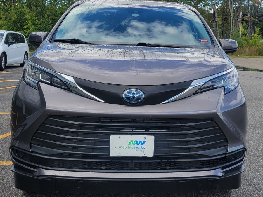 Grey Toyota Sienna image number 4