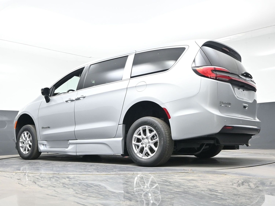 Silver Chrysler Pacifica image number 17