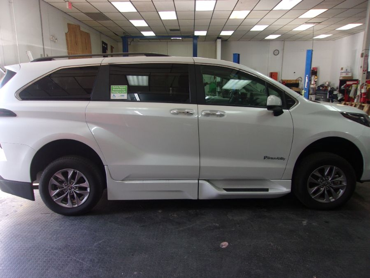 2024 TOYOTA SIENNA - Image 1