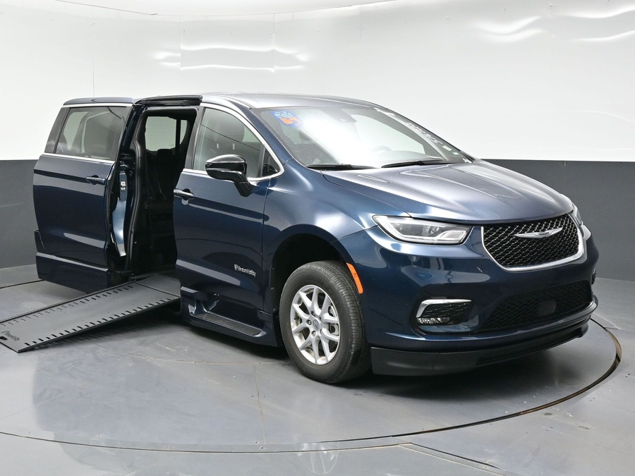 Used 2025 Chrysler Pacifica Select - BraunAbility Side Entry In Floor Automatic Ramp