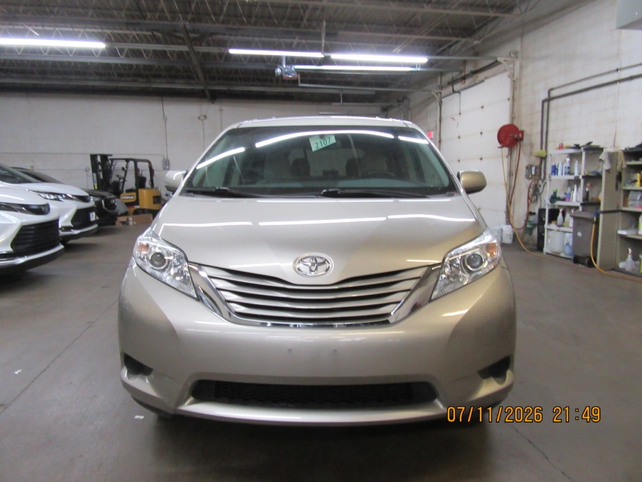 Brown Toyota Sienna image number 3