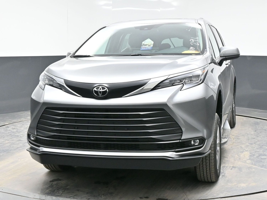 Grey Toyota Sienna image number 21