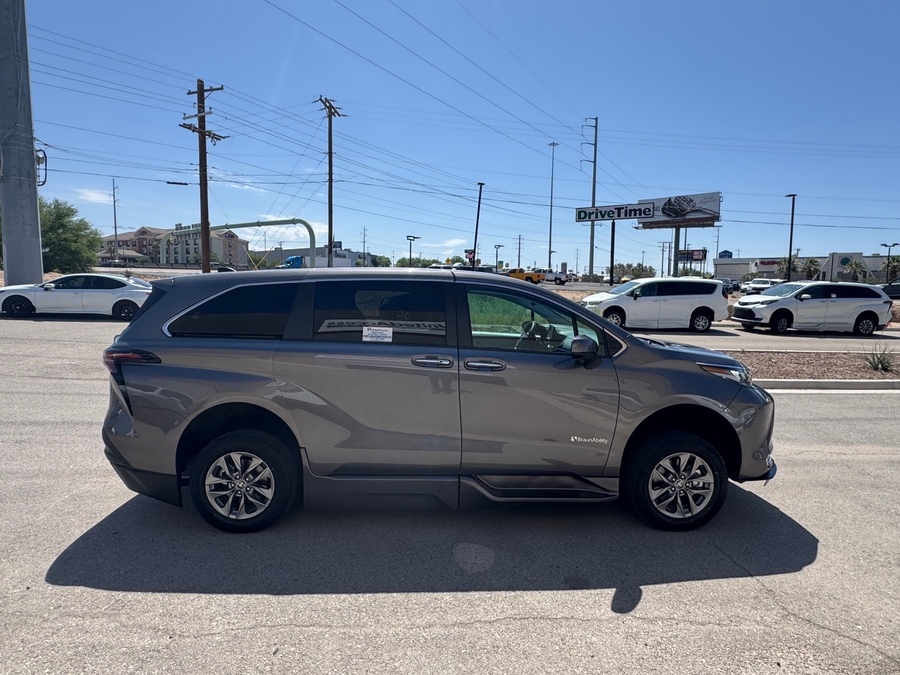Used 2024 Toyota Sienna Hybrid XLE - BraunAbility Side Entry Entry Fold Out Automatic Ramp