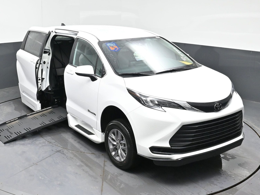 New 2026 Toyota Sienna Hybrid LE - BraunAbility Side Entry Entry Fold Out Automatic Ramp