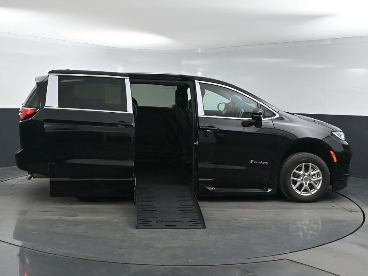 2025 CHRYSLER PACIFICA - Image 8