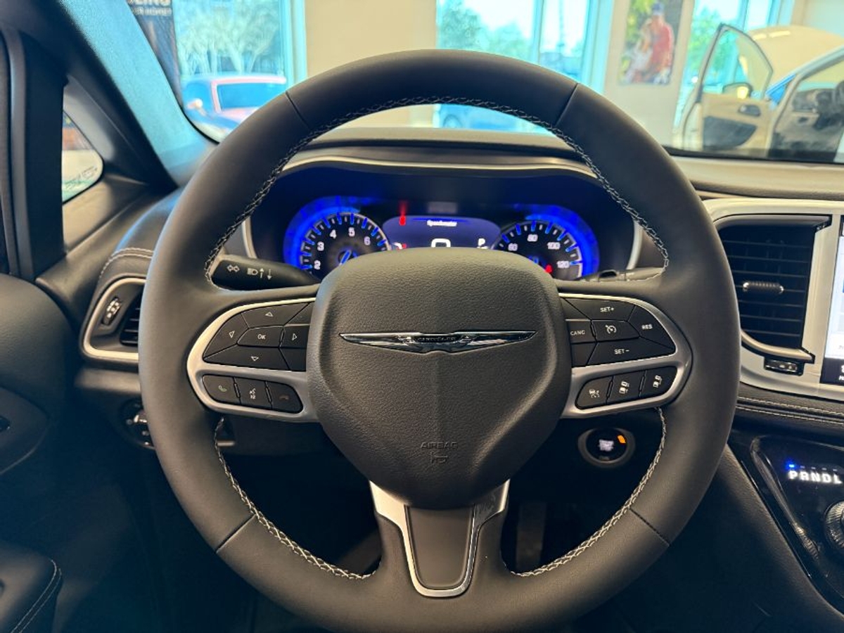 Black Chrysler Pacifica image number 15