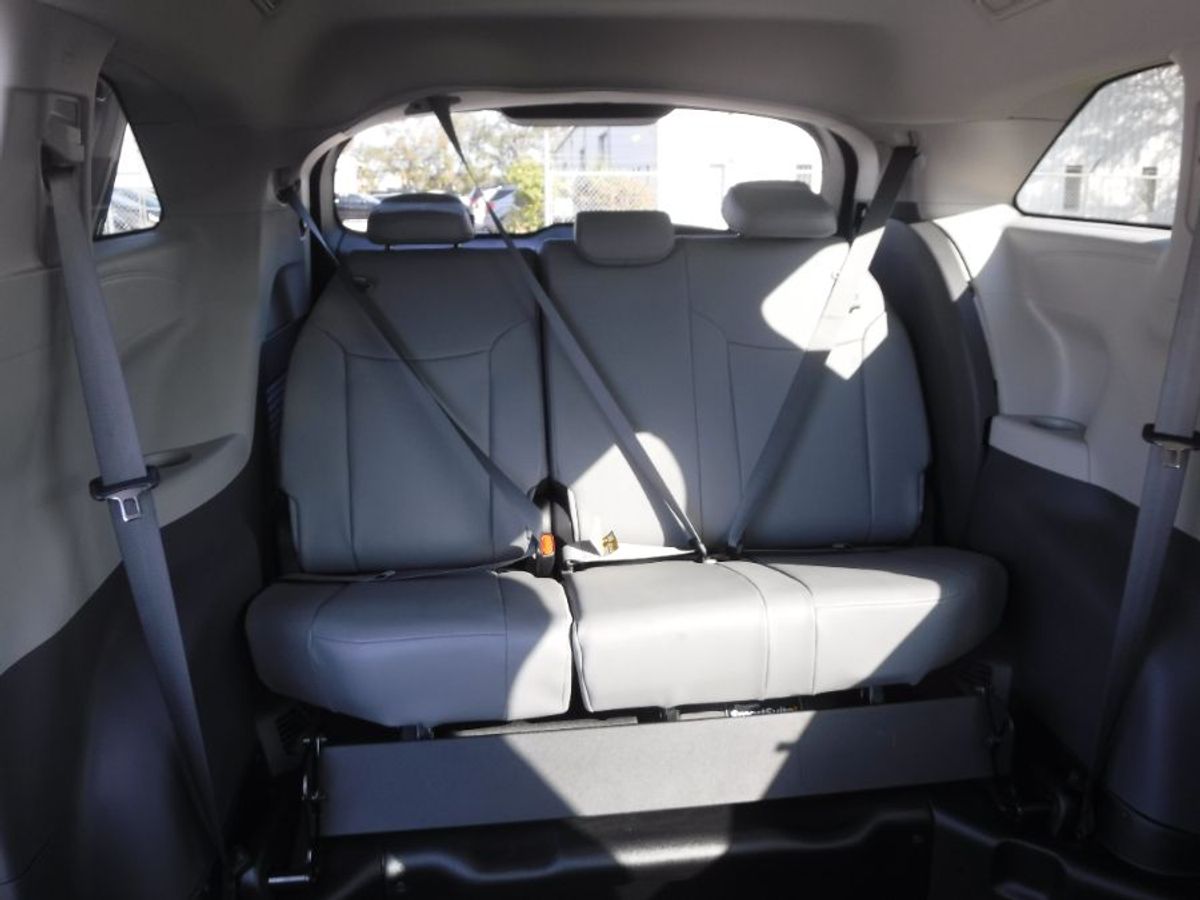 Toyota Sienna gris imagen número 16