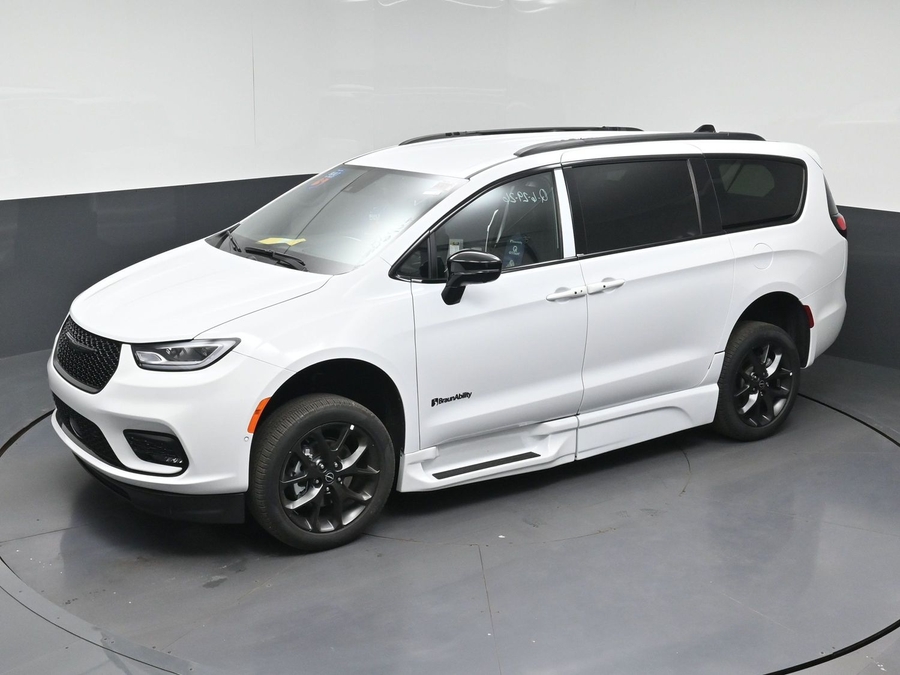 White Chrysler Pacifica image number 20