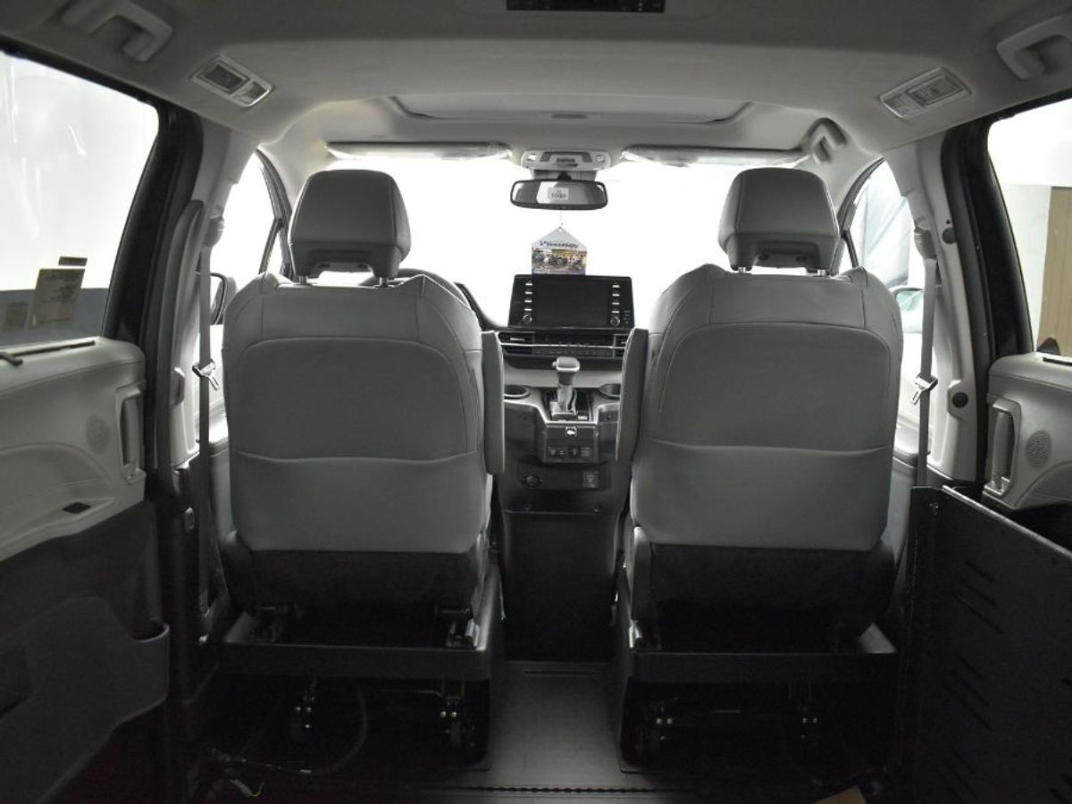 Black Toyota Sienna image number 7