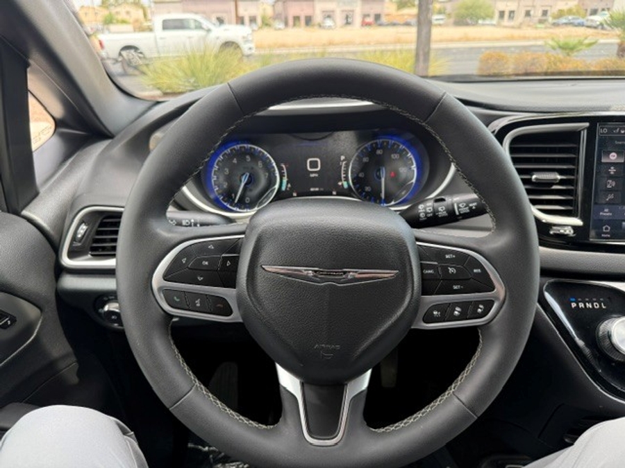 White Chrysler Pacifica image number 14