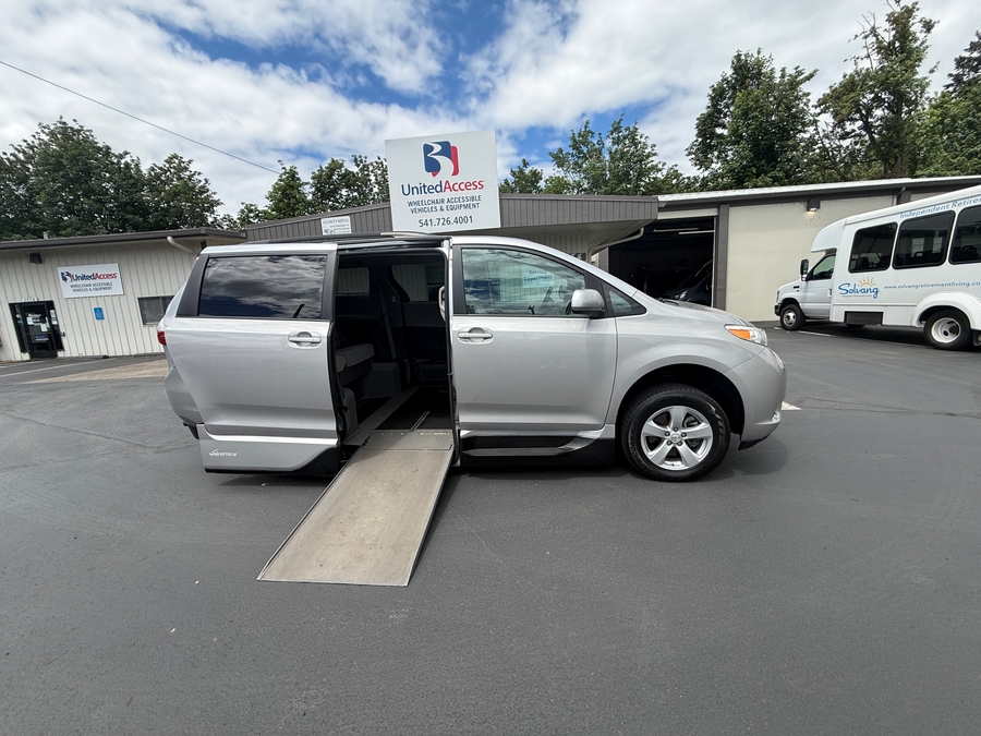 2017 Toyota Sienna LE V6 7-Passenger Access Seat's photo