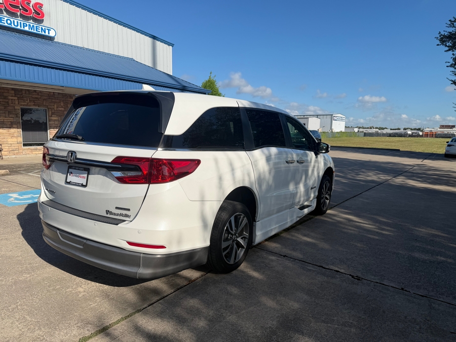 Used 2022 Honda Odyssey Touring - BraunAbility Side Entry In Floor Automatic Ramp