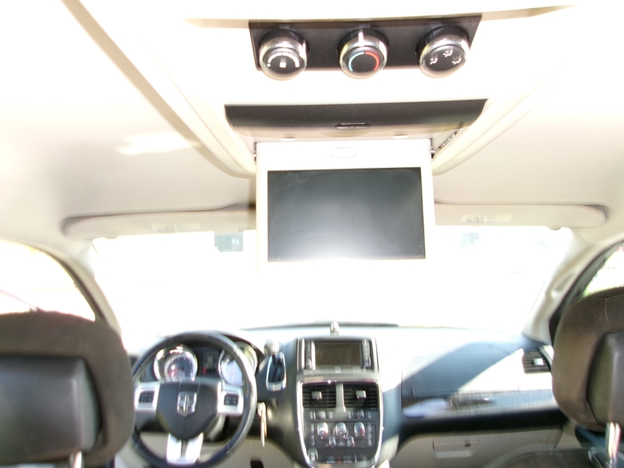 Grey Dodge Grand Caravan image number 20