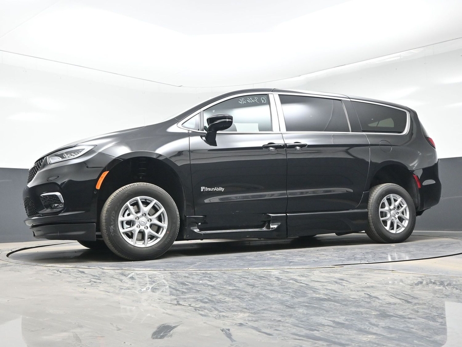 Black Chrysler Pacifica image number 16