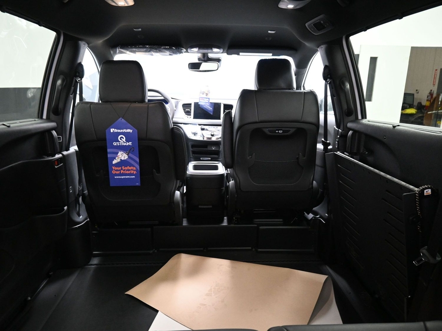 White Chrysler Pacifica image number 14