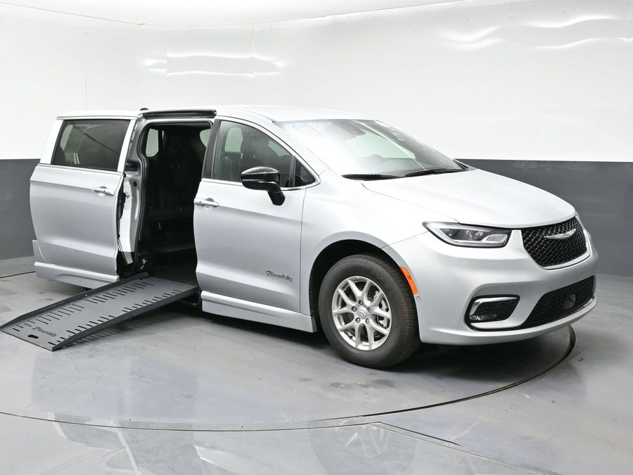 New 2026 Chrysler Pacifica Select - BraunAbility Side Entry Fold Out Automatic Ramp