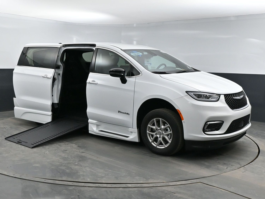 New 2025 Chrysler Pacifica Select Safety - BraunAbility Side Entry Entry In Floor Automatic Ramp