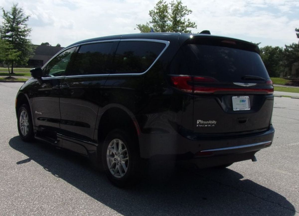 Black Toyota Sienna image number 5