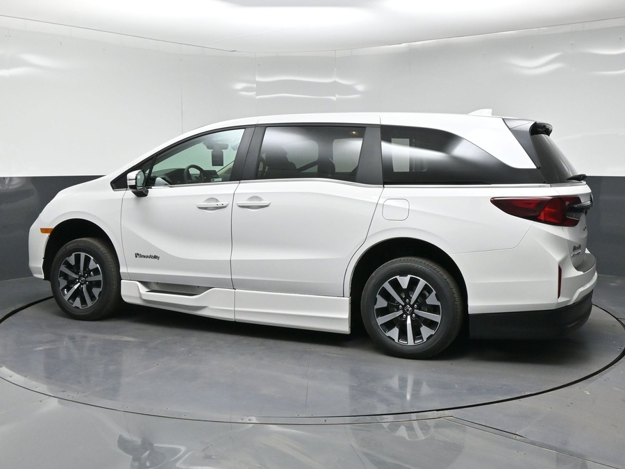 White Honda Odyssey image number 1