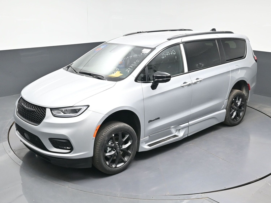 Silver Chrysler Pacifica image number 21