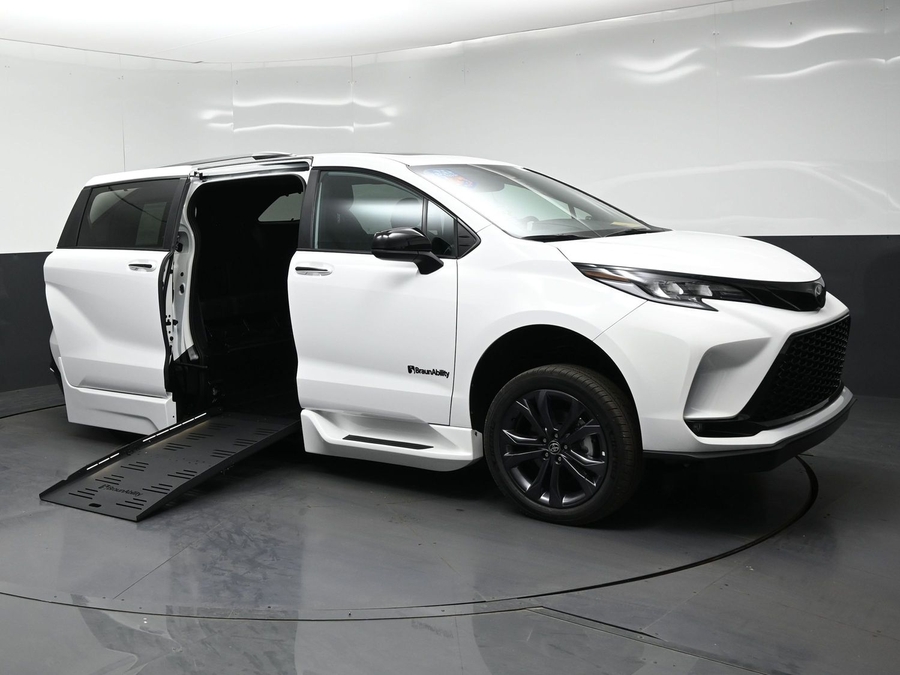 New 2026 Toyota Sienna Hybrid XSE Sport - BraunAbility Side Entry Fold Out Automatic Ramp