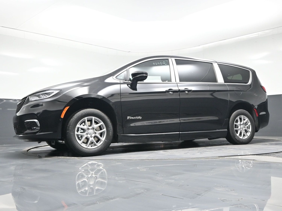Black Chrysler Pacifica image number 19