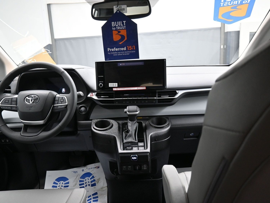 New 2025 Toyota Sienna Hybrid XLE Base - BraunAbility Side Entry Entry Fold Out Automatic Ramp