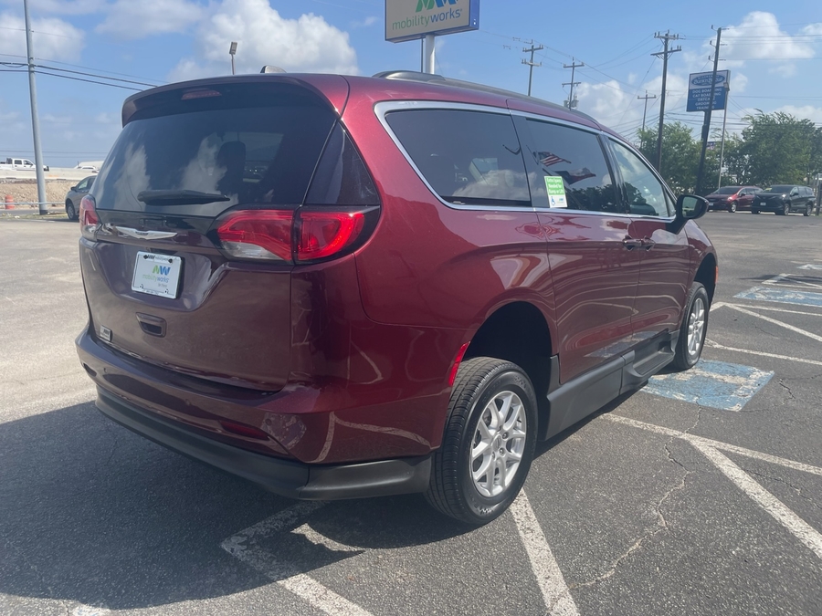 Red Chrysler Voyager image number 10