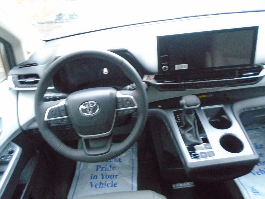 Grey Toyota Sienna image number 7