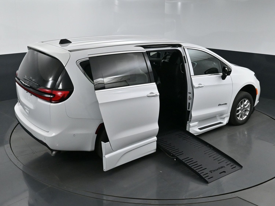 New 2025 Chrysler Pacifica Select Safety - BraunAbility Side Entry Entry Fold Out Automatic Ramp