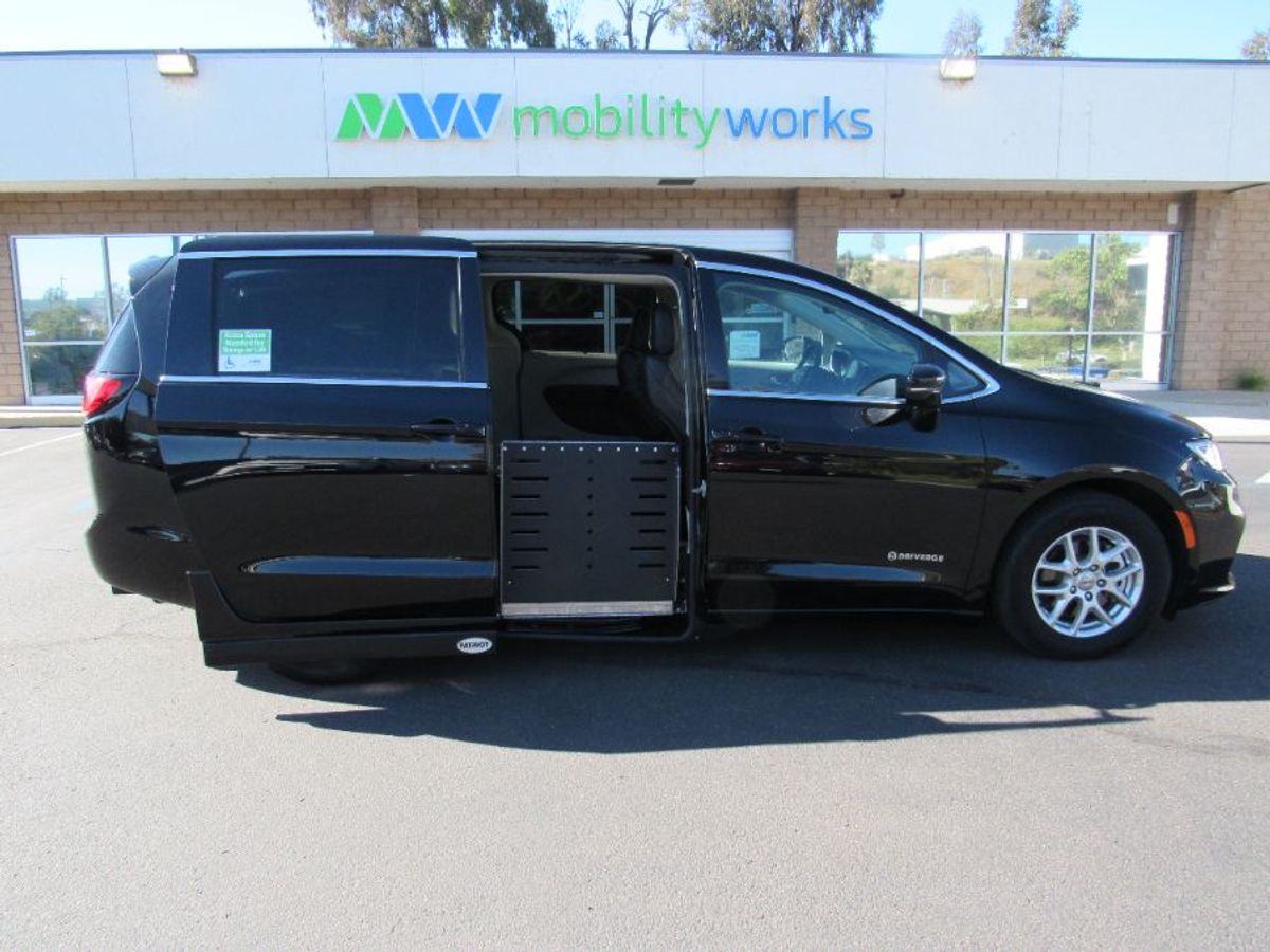 Black Chrysler Pacifica image number 6