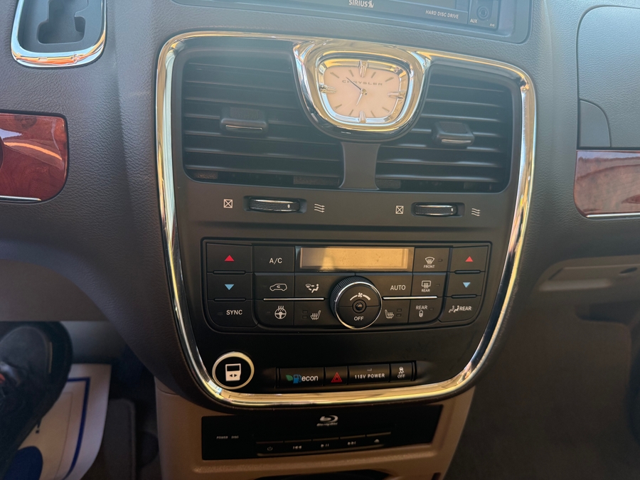  Chrysler Town and Country image number 1