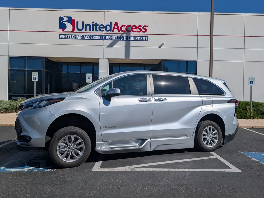 Used 2025 Toyota Sienna Hybrid XLE Base - BraunAbility Side Entry Fold Out Automatic Ramp
