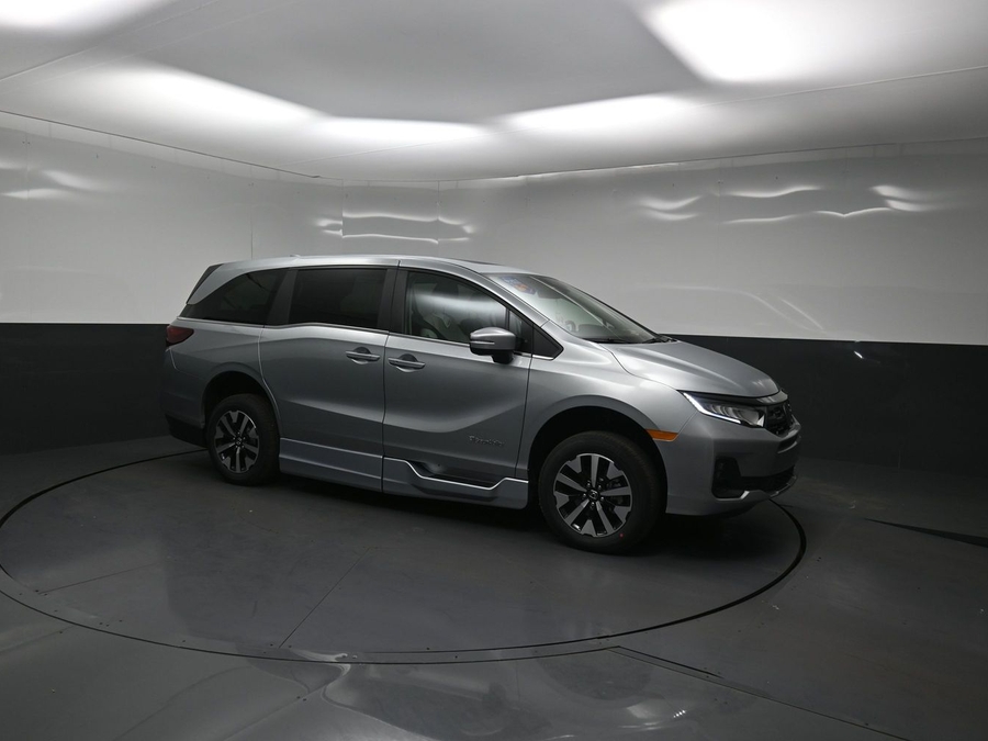 Silver Honda Odyssey image number 18