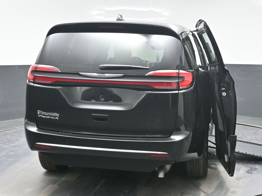 Black Chrysler Pacifica image number 5