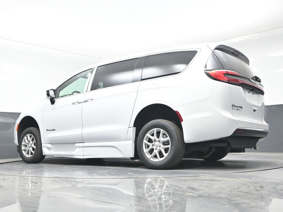 New 2026 Chrysler Pacifica Select Safety - BraunAbility Side Entry Entry Fold Out Automatic Ramp